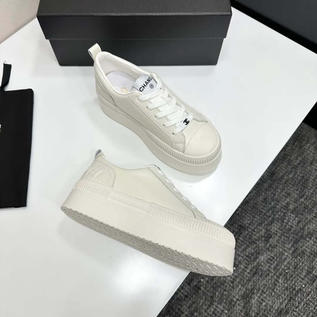 👟👟Ex-factory price 560👟👟Chanel Panda Shoes! 2025 counter's top casual sports shoes. This classic design; the upper is electro-embroidered with a variety of techniques; the outsole is fashionable and sporty; the unusual inclusion of a variety of color matching elements... The diversified mix and match is very good-looking and versatile, and can be used for leisure, fashion, sports, and outdoor... ꫛꫀꪝ Go➫ Materials: ❶Upper made of: original imported first-layer silk cowhide + original waterproof cloth + original first-layer cowhide ❷Inner lining: Breathable mesh ❸ Outsole based on: original TPU combination outsole, full set of boutique packaging for women 35–41
